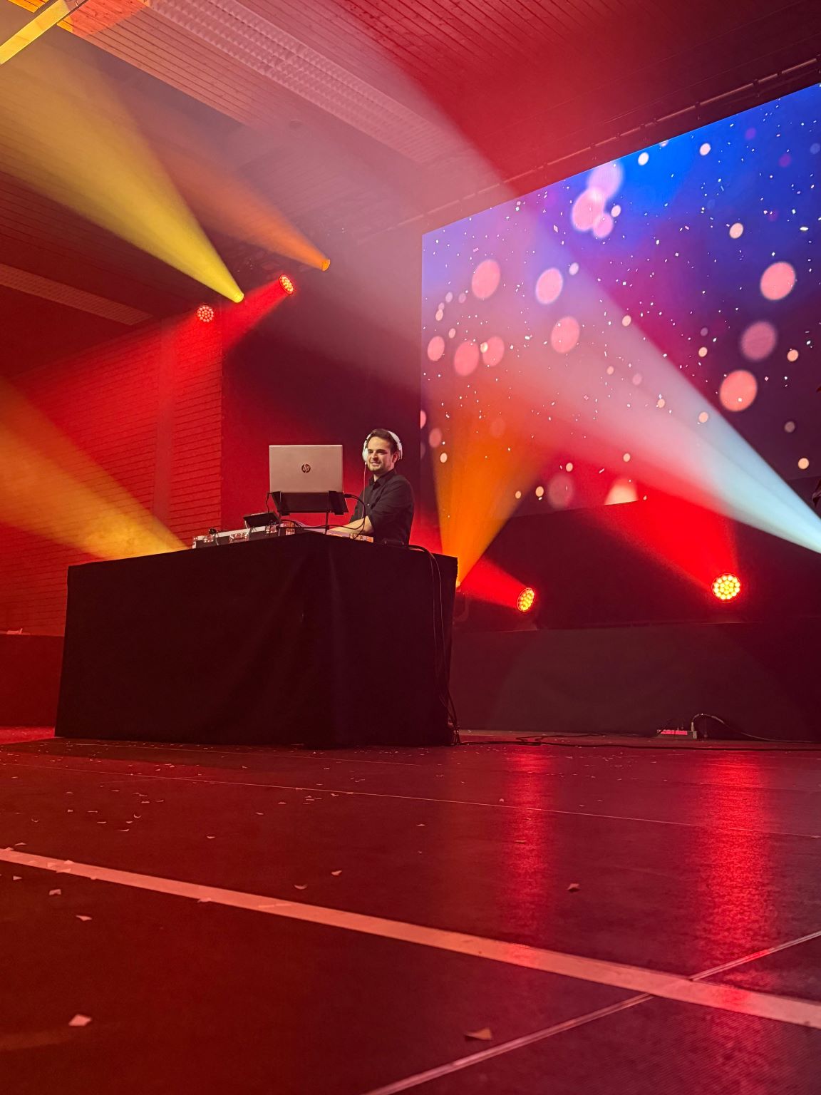 DJ auf großer Bühne bei Firmenevent