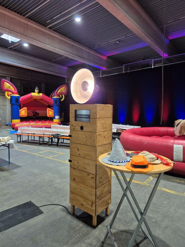 Fotobox Hüpfburg und Bullriding in Firmenhalle